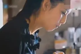 女神佟丽娅亲自下厨房，从拿香馕的手势一眼就能看出是新疆人！
