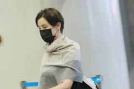 宋佳恋情遭曝光前现身 脚踩拖鞋自己推行李视频封面