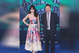 柳岩活动现场从裙子里掉出不明物体，引网友纷纷猜测视频封面