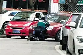 杭州女司机拒付40元停车费，收费员跪拦车前仍未收到钱图片