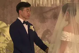 婚礼现场：新郎新娘互换戒指，新郎掀开新娘头纱，两人当众热吻视频封面