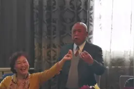 当西北人和东北人遇到一起同桌对话时，笑得连饭都不吃了视频封面