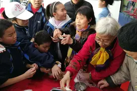老年公寓：空巢老人不回家过年，爱心学生陪老人包饺子迎新春图片