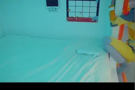 吴宣仪想克服恐高上床，爬床崩溃碎碎念，搞怪把自己挂楼梯视频封面