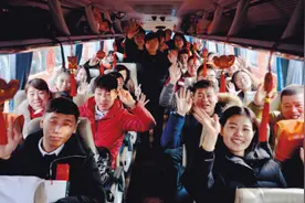 沈阳：公益大巴送300“城里外乡人”回快乐老家图片