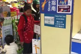 罕见！杨幂刘恺威一起带小糯米逛超市买玩具图片