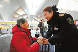 最美的微笑送给旅客 最深的愧疚留给家人图片