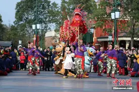 上海迪士尼乐园迎客流高峰 初五门票将不现场销售图片