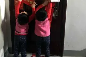 跟孩子说说春节那些事·贴春联图片