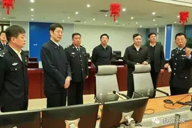 市委、市政府主要领导 除夕夜看望慰问坚守安保一线公安民警图片
