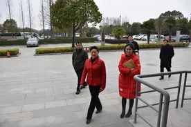 新春送五福 周恩来纪念地管理局领导慰问职工图片