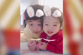 杨威杨云双胞胎女儿出镜呆萌可爱 杨阳洋依偎妹妹超温馨视频封面