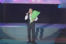 祁隆的一首（现场版）《爱的世界只有你》爱你爱得那么神秘视频封面