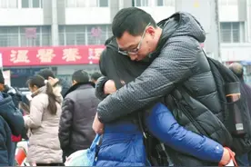 四年异地恋 她再次送他去异乡图片