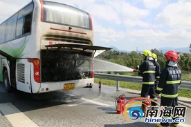 广东大巴海南西线高速上着火 车上40余人紧急疏散图片