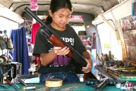 泰国12岁少女玩转各种枪械：拆组快过警察图片