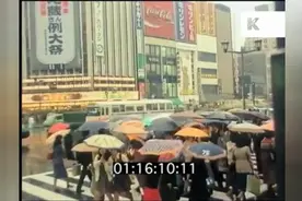 1970年代下着雨的东京街头，脸上自信洋溢的一代人视频封面