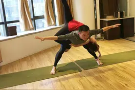 郑州一对儿年轻恋人情人节秀高难度双人瑜伽 画面唯美图片