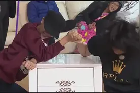 袁咏仪和叶一茜比赛掰手腕，张智霖在一旁笑得好开心！视频封面