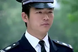 快递员刚送完快递，业主就报警了，小女孩让警察都尴尬了！视频封面