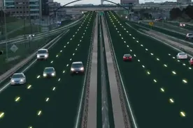 未来的道路会是这样吗？太阳能板铺路，能发光发热还不会结冰视频封面