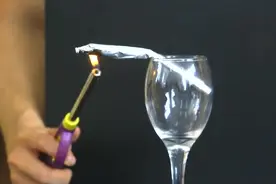 烟雾一般往上飘，几件简单的物品可以收集烟将烟留在杯底