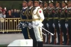 三军仪仗队向国旗敬礼，三位拿剑的军人动作很帅