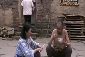 小叔子给新嫂子送饭，刚进门就看见嫂子在抽烟视频封面