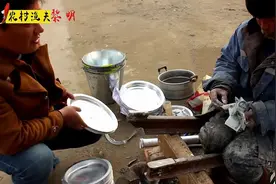 农村赶集，遇见70多岁补锅大爷，5块钱补一个锅底，挣最干净的钱视频封面