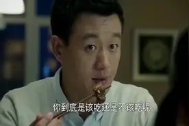 奶奶夹红烧肉给孙女，儿媳却从女儿碗里夹走，不让它吃视频封面