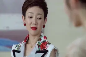 前台站的太累直接脱掉鞋子，总裁看到不仅不责怪，反而安排加椅子视频封面