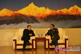 云南省委省政府春节慰问团走访慰问武警云南省总队机关图片