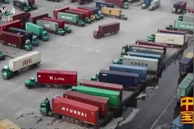 中国物流之都临沂有5万辆大卡车跑运输！半年物流营业额上万亿！视频封面