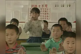 学生们太调皮，新老师要求以后上课全部扎马步视频封面