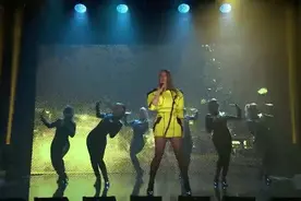 性感美女海莉·斯坦菲尔德，现场演唱《大黄蜂》电影原声带视频封面