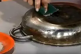 家里锅底黑乎乎的，原来只需这一招就能秒变干净！视频封面