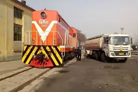 拍客：火车是如何加油的？实拍油罐车给内燃机车加油过程视频封面