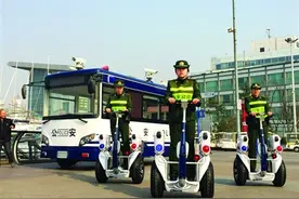 青岛市警花踏上"风火轮"巡逻图片
