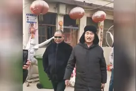 大衣哥朱之文出门终于有保镖了，一个不想当明星的名人山东大衣哥视频封面