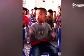 萌娃边唱歌边打瞌睡图片