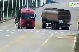 恐怖！甲醇罐车遭撞击爆炸，司机打破车窗及时逃生！图片