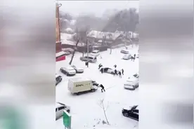 雪天路滑多辆汽车失控滑行，路人推车控制方向很危险图片