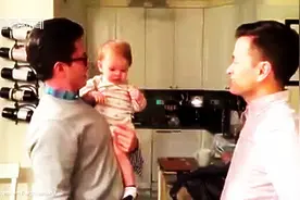 爸爸和双胞胎兄弟互换身份引逗小baby,孩子反应让人捧腹！图片