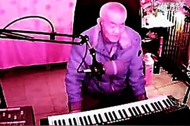 70岁老爷爷在直播间里以‘顺口溜’喊麦 火爆网络图片