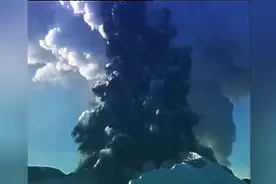 实拍：直升机航拍火山喷发第一视角，场面太壮观了图片