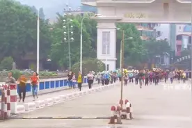 云南河口中越国门，一早越南人就奔跑着来到中国，场面太壮观了