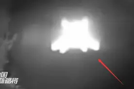 监拍深夜十二点天空降下泛白光的物体，是什么生物吗？