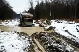 视频：霸气大货车司机冰天雪地强行过河图片