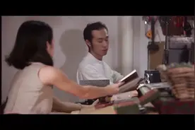 情侣匠人。两个人一起做着同样喜欢的事情，这大概就是温暖的爱情视频封面