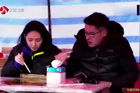 郭碧婷的爸爸真逗！郭碧婷在吃东西，他在旁边问：我帮你吃一口？视频封面